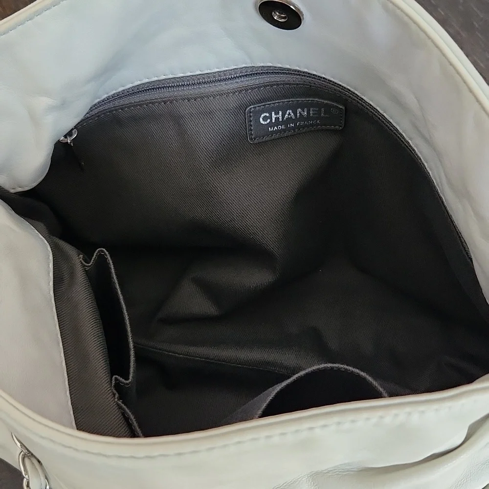 RARE CHANEL Vintage Lambskin Handbag - Picture 13 of 15